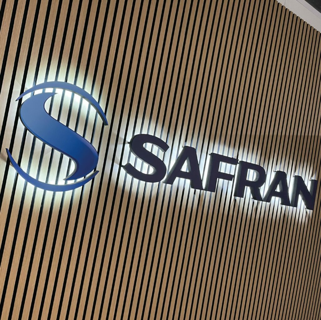 Lettres rétro-éclairées Safran sur fond en lattes de bois