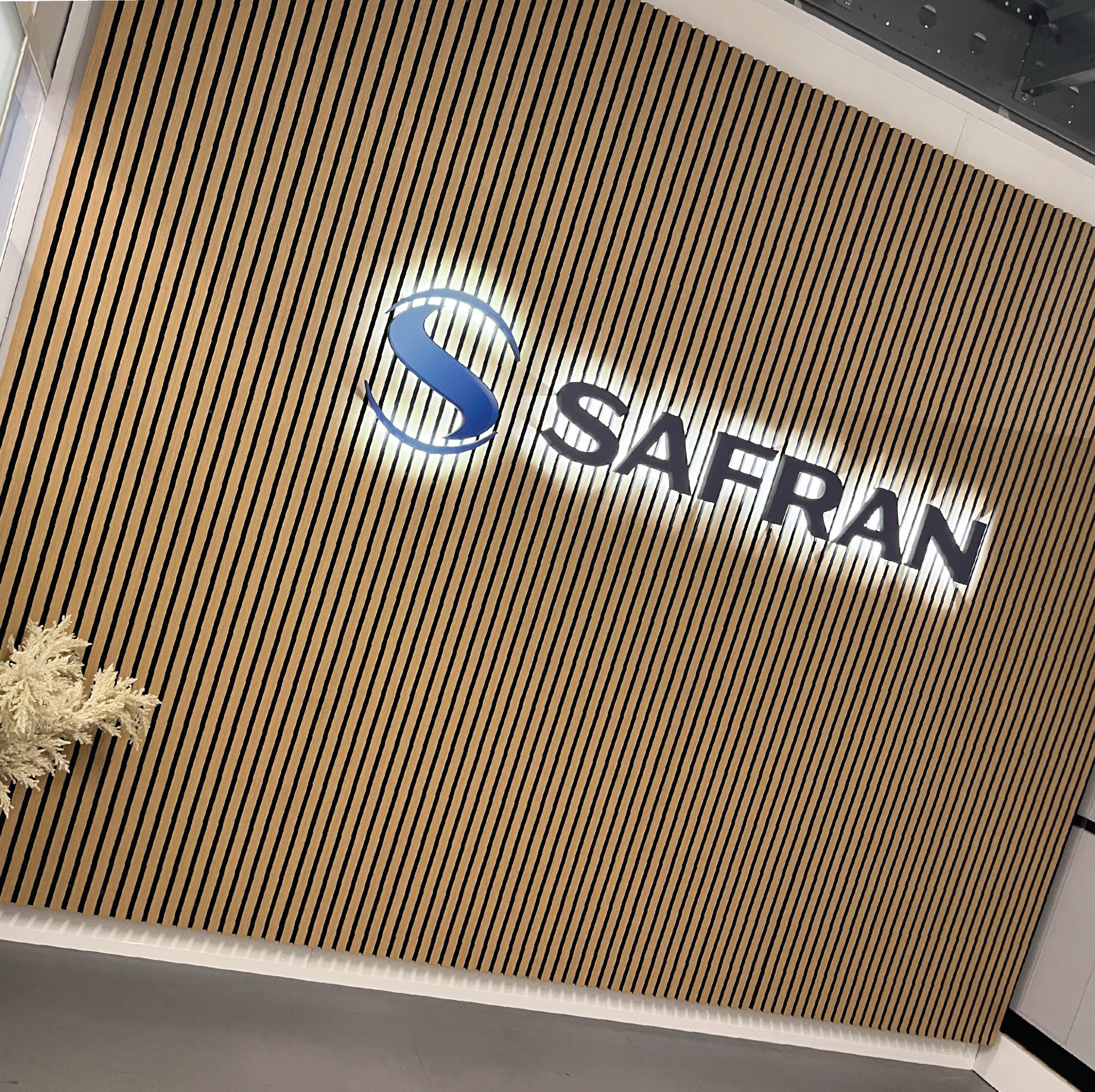 Lettres rétro-éclairées Safran sur fond en lattes de bois