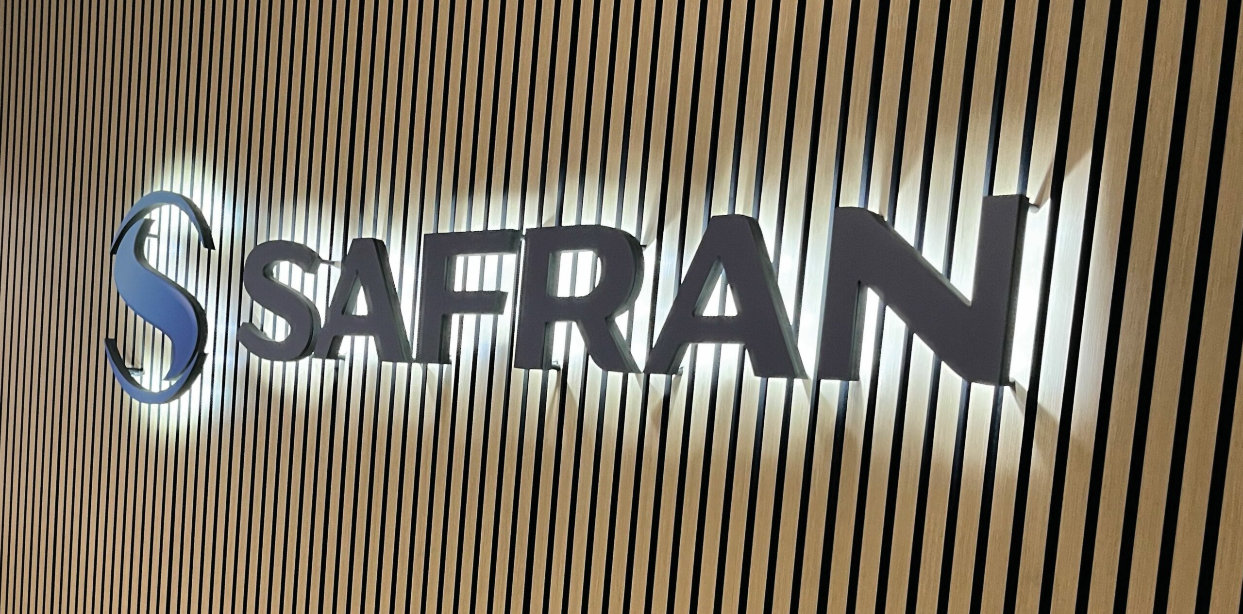 Lettres rétro-éclairées Safran sur fond en lattes de bois